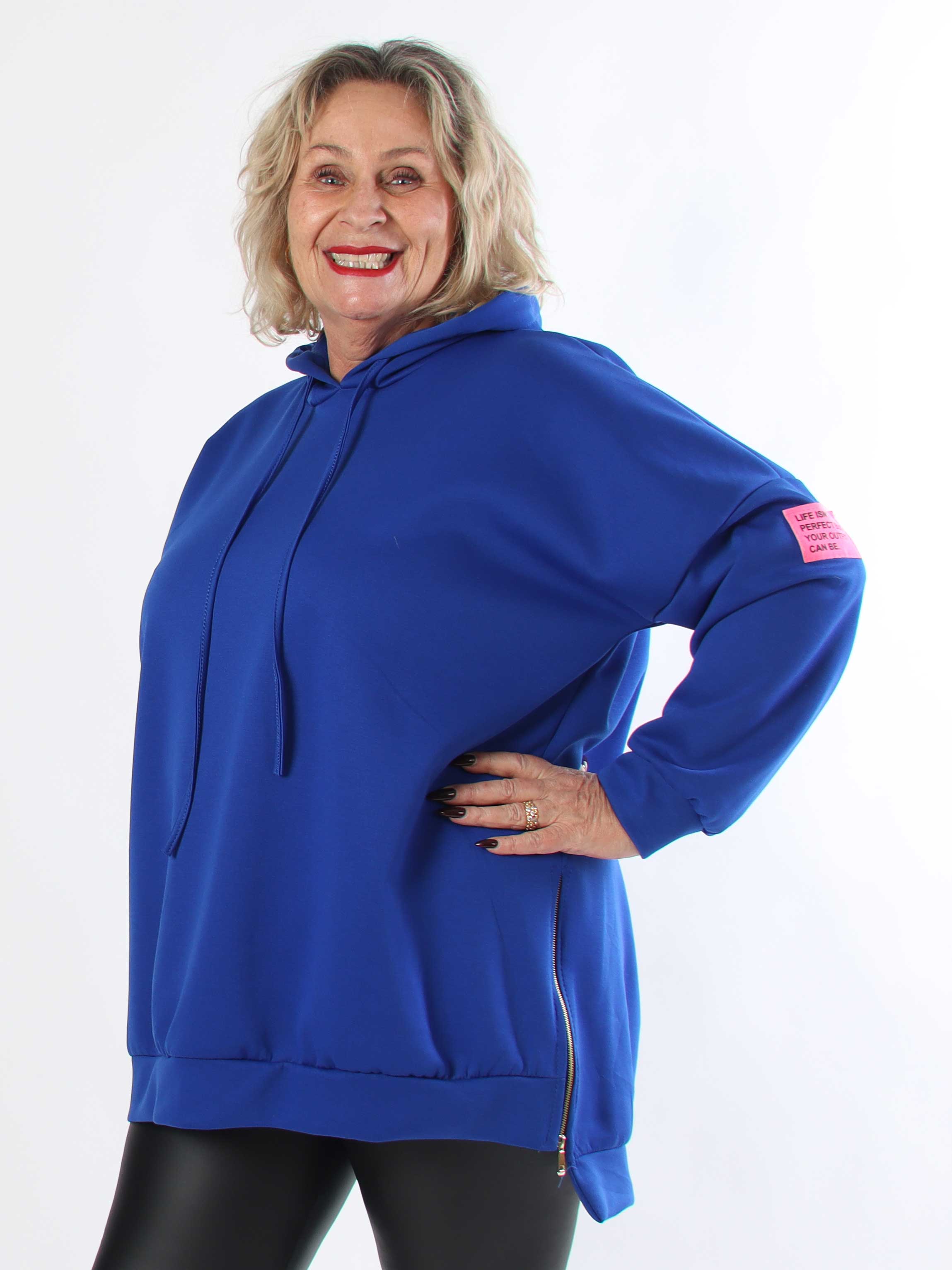 Victoria - Plus size hoodie med et pink mærke på ærmet